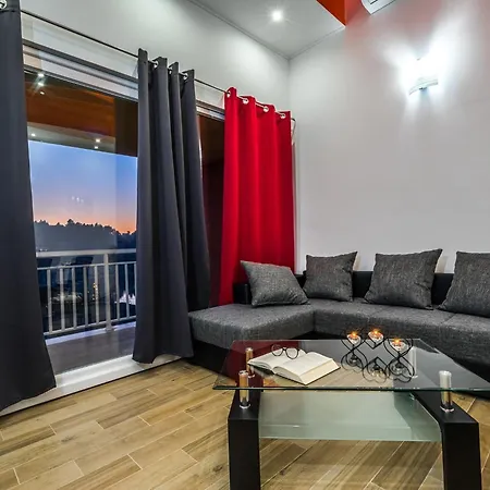 Sunshine - Two Bedroom With Balcony And Sea View