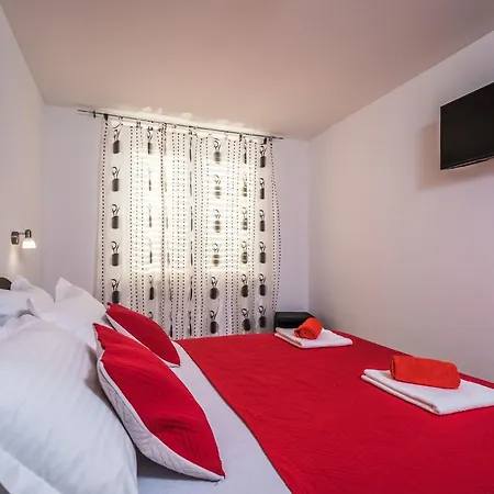 Sunshine - Two Bedroom With Balcony And Sea View *