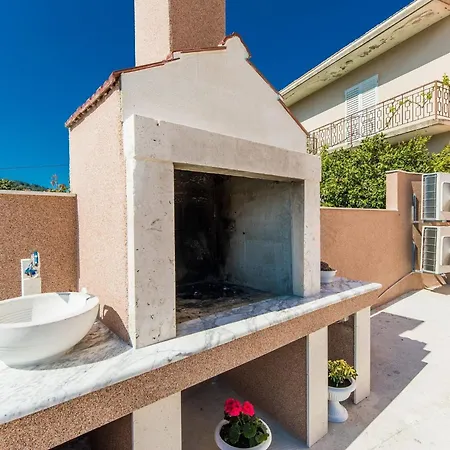 Sunshine - Two Bedroom With Balcony And Sea View Apartmán *