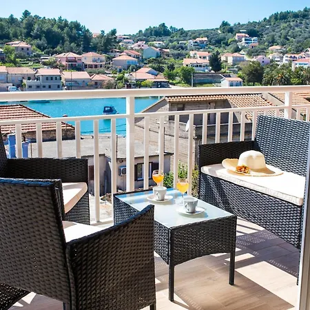 Sunshine - Two Bedroom With Balcony And Sea View