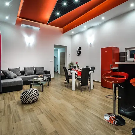 Sunshine - Two Bedroom With Balcony And Sea View Apartmán *