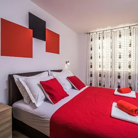 Sunshine - Two Bedroom With Balcony And Sea View Apartmán