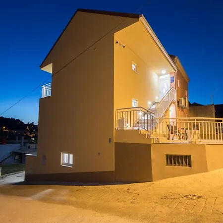 Sunshine - Two Bedroom With Balcony And Sea View شقة فيلا لوكا