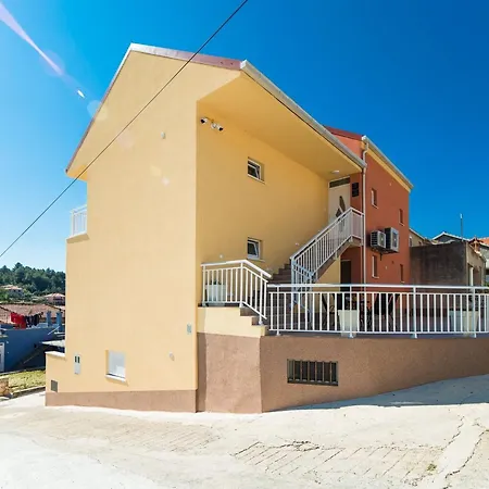 شقة Sunshine - Two Bedroom With Balcony And Sea View فيلا لوكا