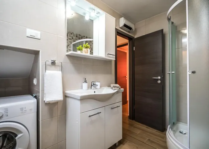 Sunshine - Two Bedroom With Balcony And Sea View شقة فيلا لوكا